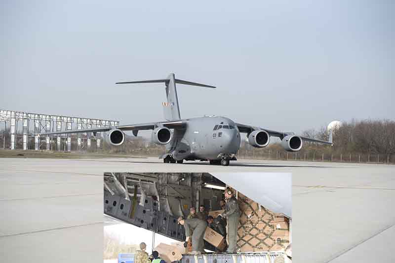 Aterizare C-17 Globemaster III, care a adus efecte medicale din Coreea